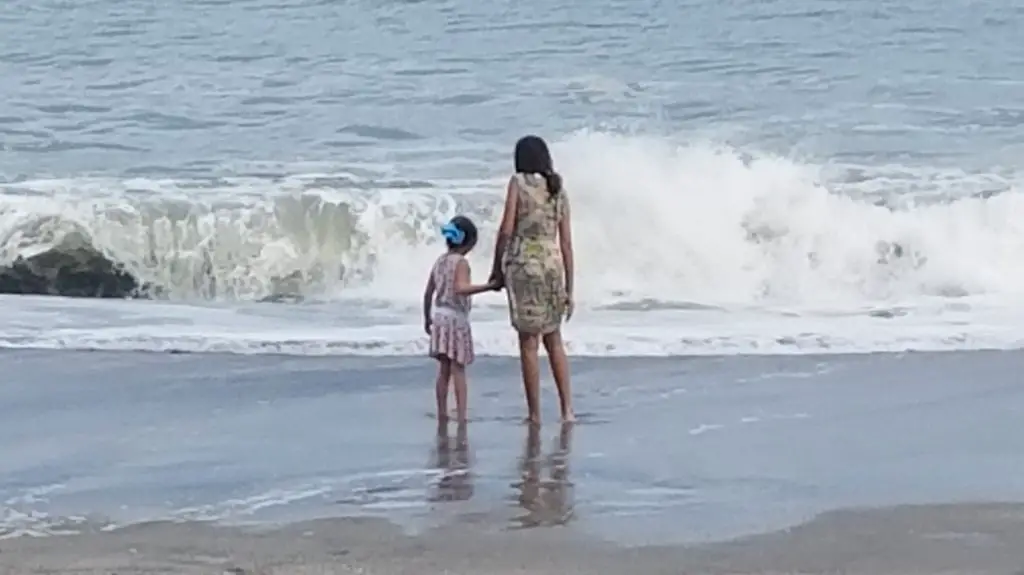 Panama Vacation - Part 1 - Nueva Gorgona and Anton Valley - Our daughter with a new friend